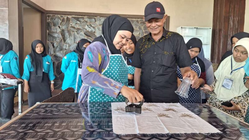 Pelajar SMA Se-Lumajang Sekolah Batik Di ITB WiGa – Institut Teknologi ...